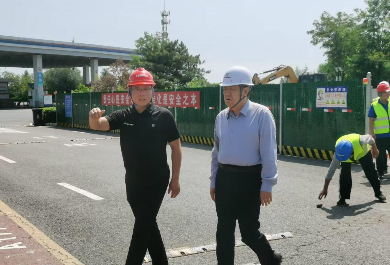 提進度 抓質量 保安全——河北省冀交能源公司執(zhí)行董事韓金毅帶隊深入京石高速光伏項目施工現(xiàn)場視察指導