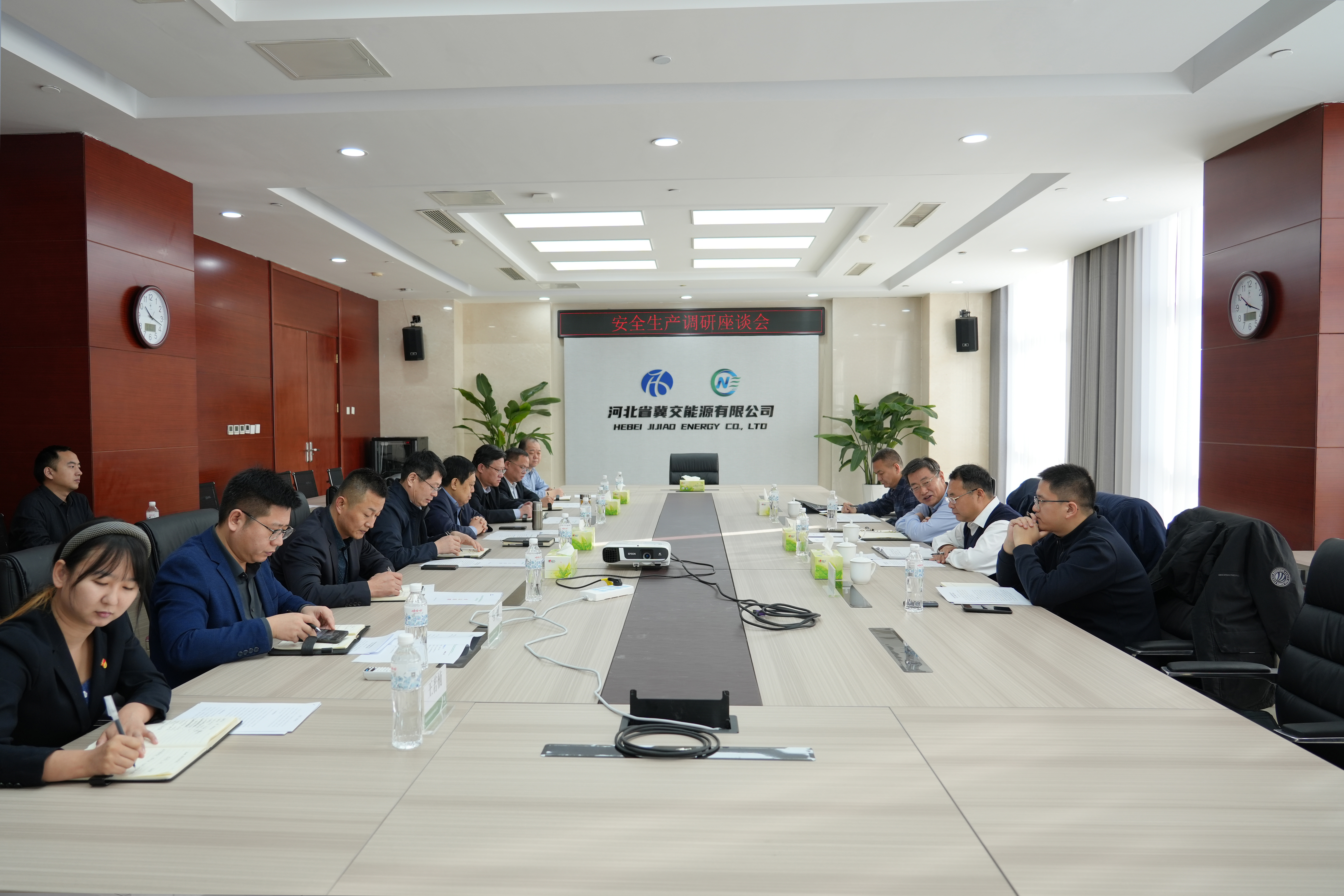 河北交投集團(tuán)黨委委員、副總經(jīng)理李敬東一行赴河北省冀交能源有限公司調(diào)研指導(dǎo)